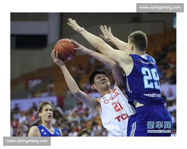 7月16日中国蓝队迎战澳大利亚强强对话点燃国际赛场篮球激情之夜